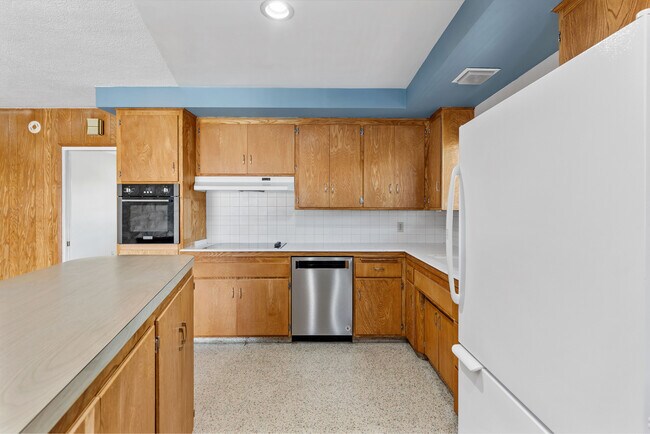 Kitchen w stainless steel appliances - 1529 E Elm Ave
