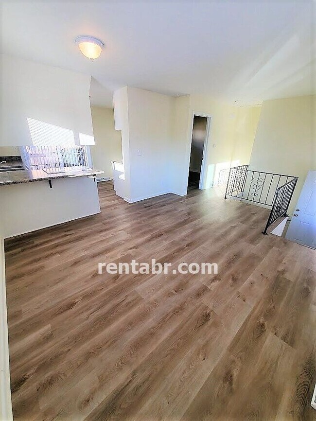 Foto del edificio - Great 3 Bedroom Duplex! Ready for MOVE IN!