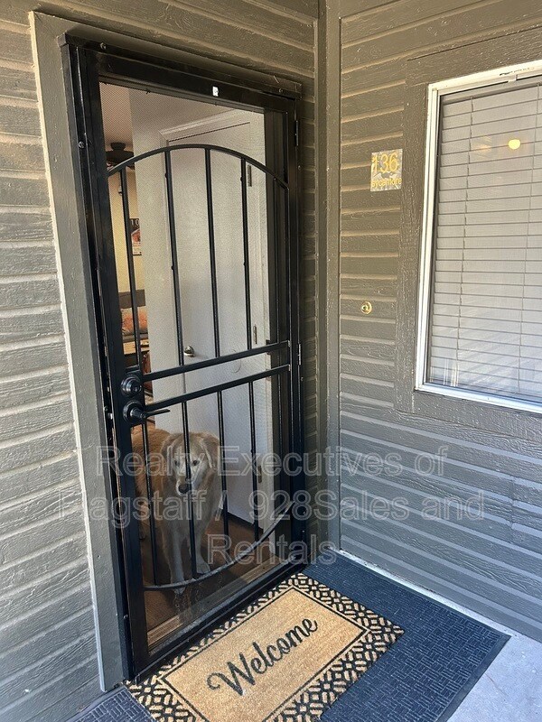 Foto del edificio - 1385 W University Ave