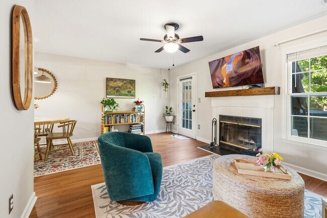 Foto del edificio - Charming 2-Bedroom, 2.5 Bath Townhome in Woodcroft Available July 1st!