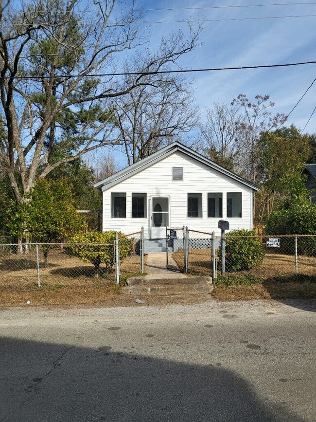 Building Photo - 389 Quick St