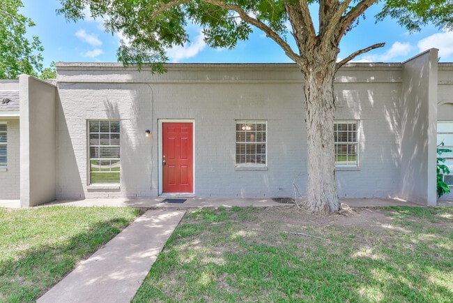 Building Photo - $999 Special!  Your Family Will Love This ...