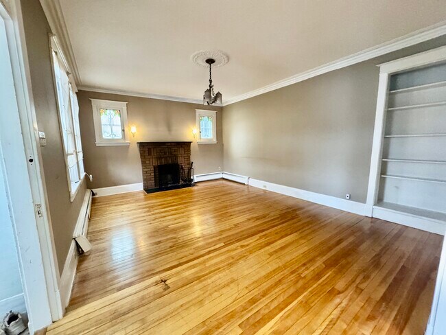 Building Photo - Bright and relaxed 2-bedroom + Den apartment in Lower Town, Ottawa