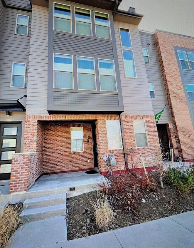 Primary Photo - 9012 E 47th Ave