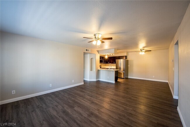 Foto del edificio - 1575 W Warm Springs Rd