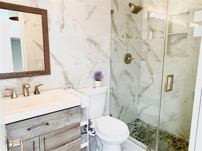 Foto del edificio - 673 W 60th St