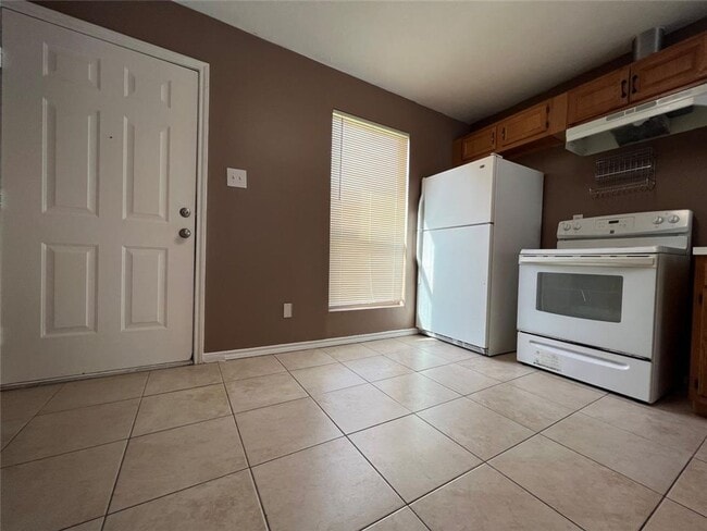 Foto del edificio - 3-Bedroom, 2-Bathroom Duplex in A Convenie...