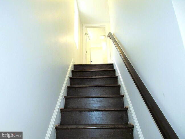 Building Photo - 708 Oak Ln