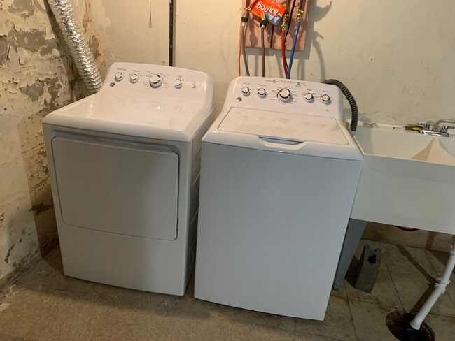 Washer/dryer in unit - 1329 Jackson St