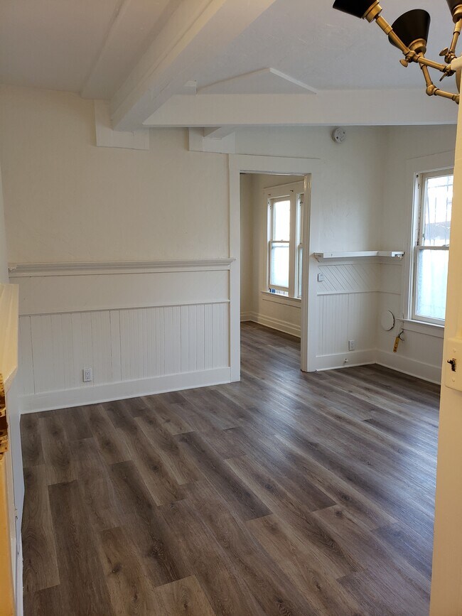 Sala de estar (2 armarios) - 613 Broadway St
