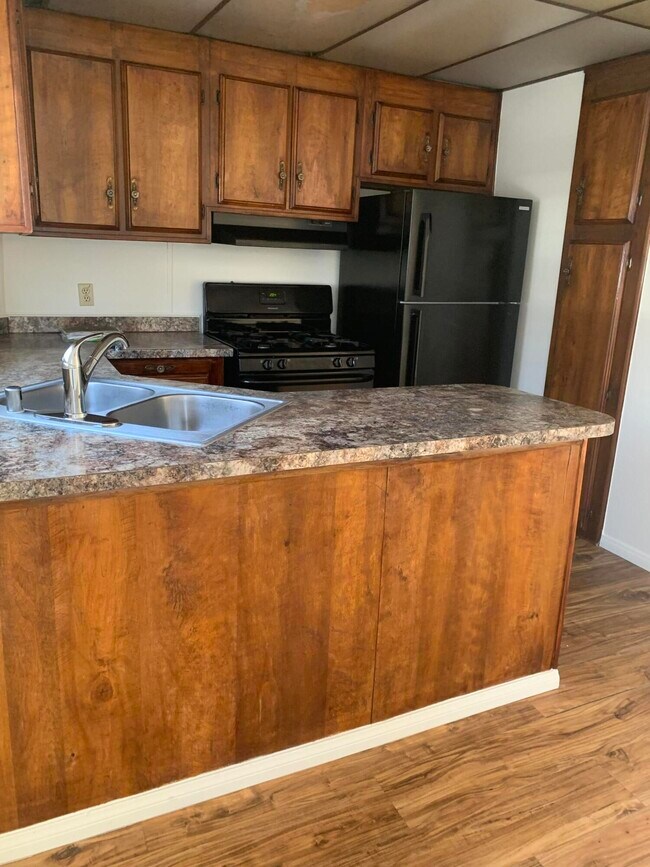 Foto del edificio - 40225-225 Harris Ln