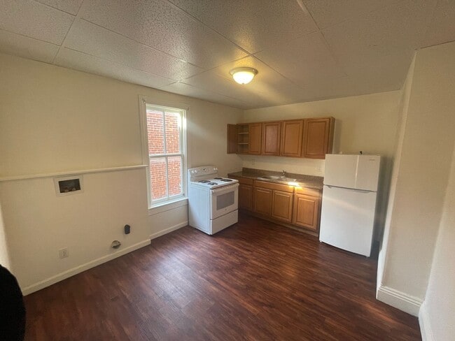Building Photo - 2nd/3rd Floor 3 Bedroom Apartment in the "Avenues" -York City SD