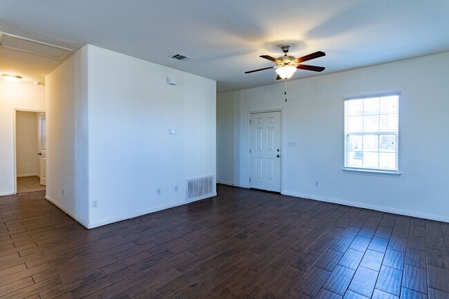 Building Photo - Gorgeous 3 bedroom, 2 bathroom Home with Community Pool in Manor!!!