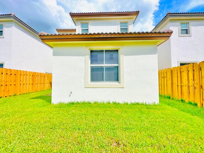 Foto del edificio - 2325 NW 130th St