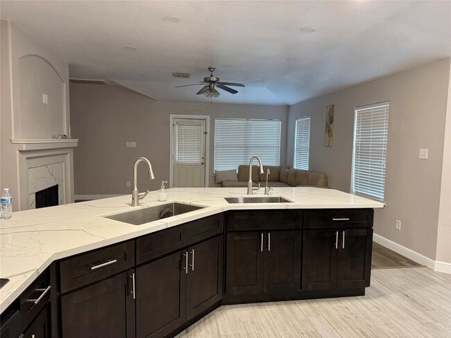 Foto del edificio - 9431 Water Edge Point Ln