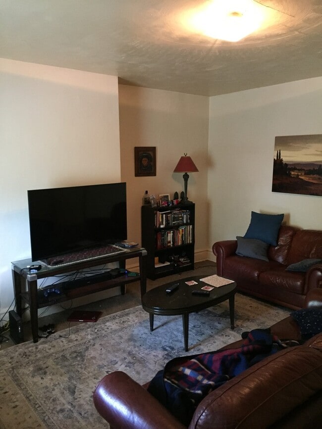 Photo - Available August 2026 - Affordable 2 Bedroom Home w/ Lots of Space in Mt Washington!