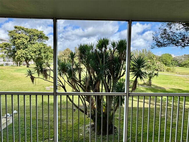 Foto del edificio - 3351 S Palm Aire Dr