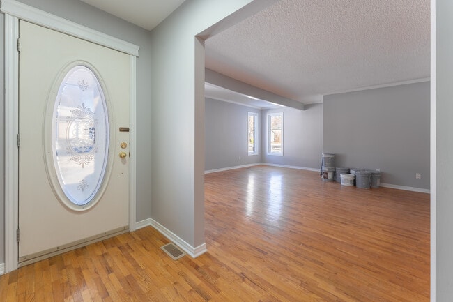 Building Photo - 3 Bedroom Upper Unit in Duplex – $2,549/Mo...