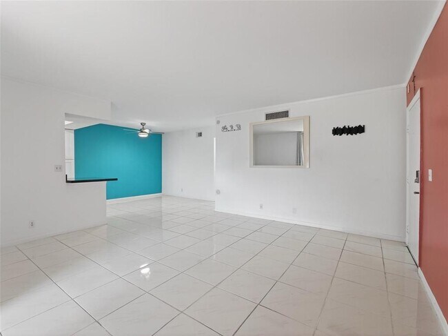 Foto del edificio - 8400 W Sample Rd