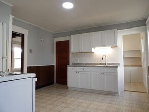 Building Photo - 172 Woodland St