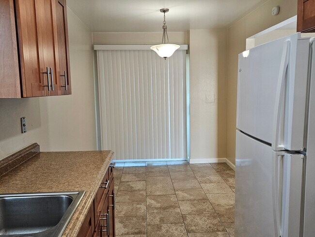 Kitchen and dining room - 874 Castlewood Dr
