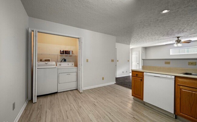 Building Photo - 810 W Gaston Dr