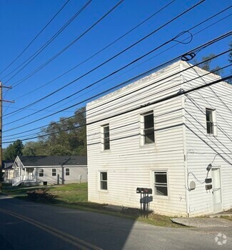 Building Photo - 557 S Church St