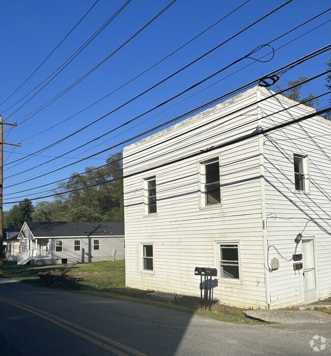 Building Photo - 557 S Church St