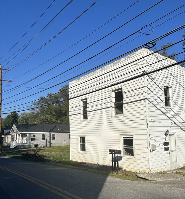 Building Photo - 557 S Church St