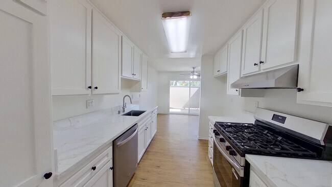 Foto del edificio - Upgraded 3 Bed 2 Bath Townhome in Anaheim!