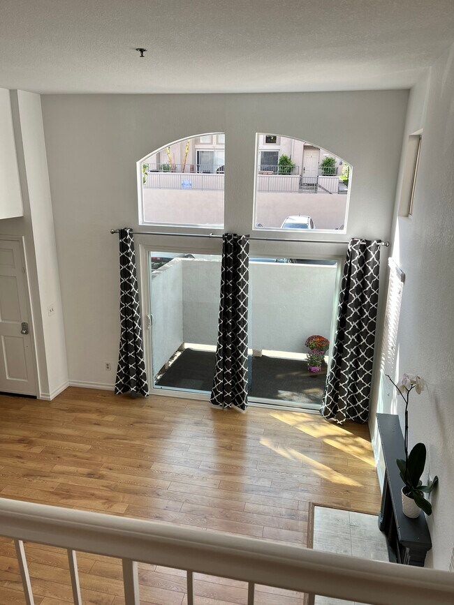 Sala de estar abierta y bien iluminada - 1345 E Grand Ave