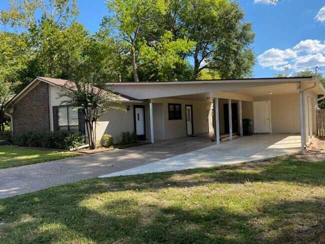 Foto del edificio - Spacious 2 Bedroom 1.5 Bath Rental on a Corner Lot! Tour Today!