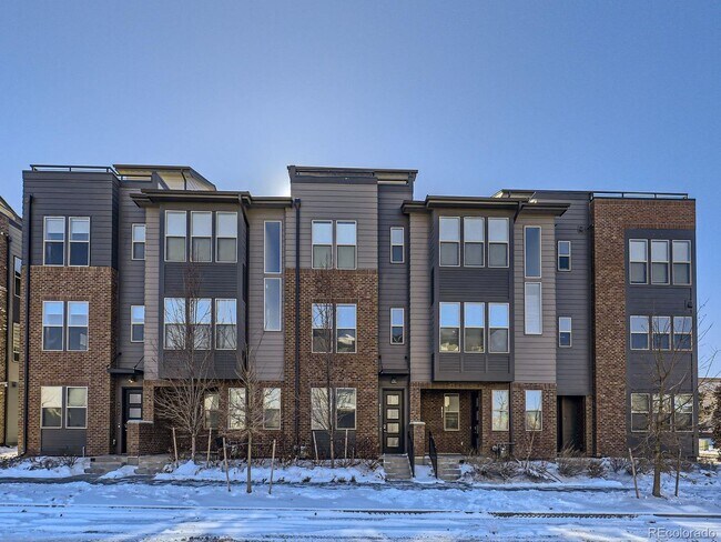 Foto del edificio - 2 bedroom townhome in Northfield Central Park Denver.