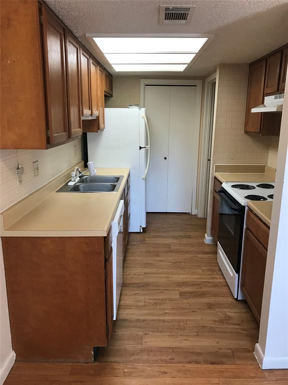Foto del edificio - 8502 Lyndon Ln