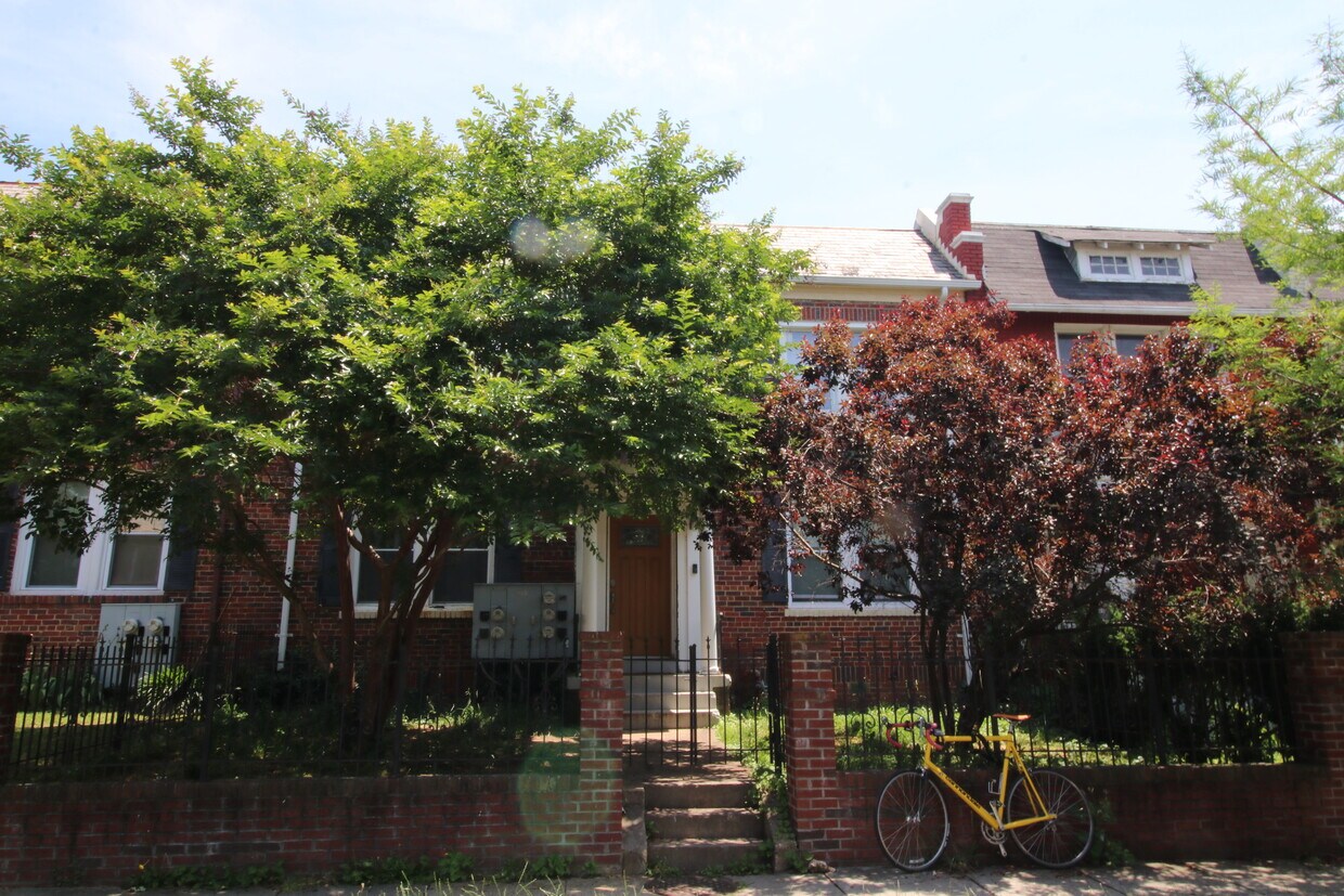 Foto principal - 1229 18th St NE
