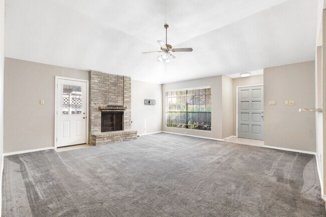 Building Photo - Charming Home Awaits: Spacious & Modern Living in a Prime Location