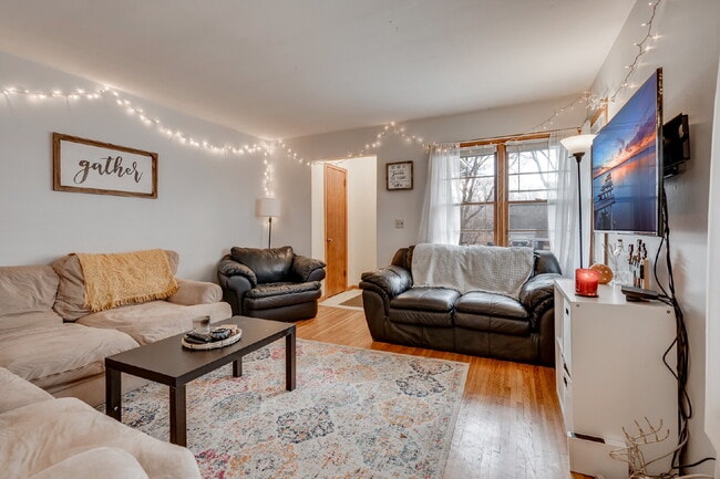 Building Photo - HUGE home with unique layout near U of MN - 5 bed 2 bath