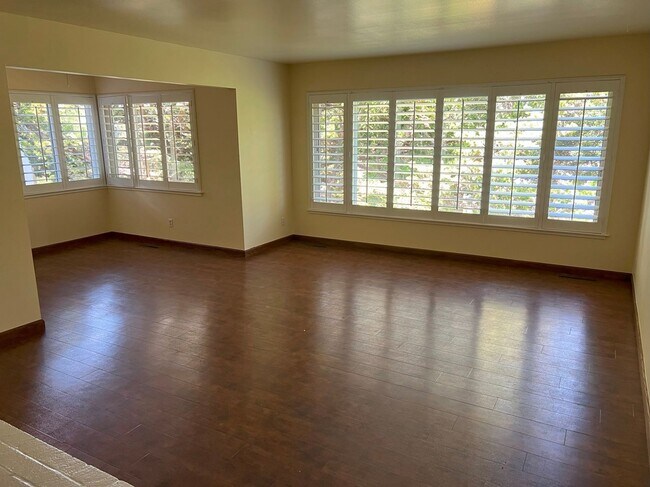 Foto del edificio - HAYWARD HILLS!!! BEAUTIFUL TWO STORY HOUSE...
