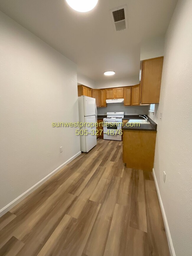 Foto del edificio - 2 Bedroom, 1 Bath, New Paint and Flooring