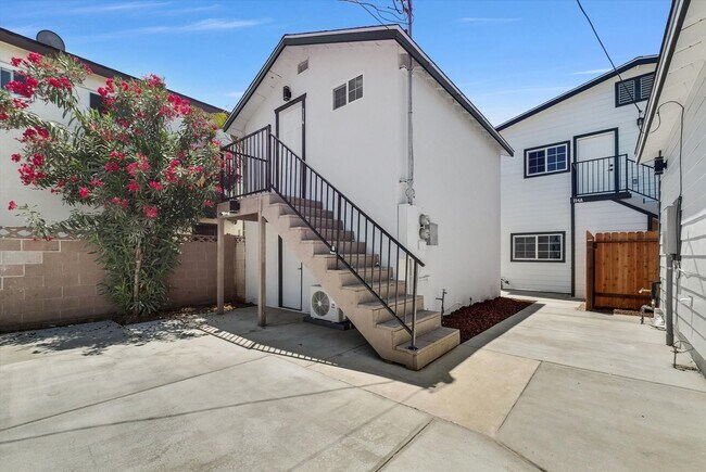 Foto del edificio - Newly Renovated Studio Home in the Heart of Downtown Fullerton with New Roof