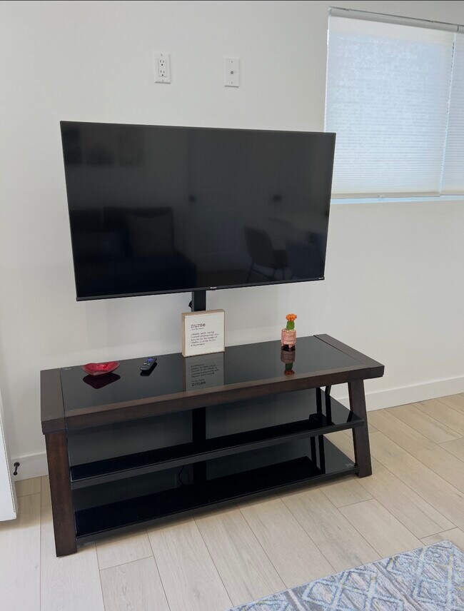 Foto del edificio - 9528 1/2 Redfern Ave