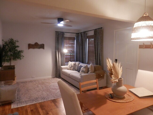 Foto del edificio - Adorable Fully Furnished 2 Bed/ 1 Bath House!