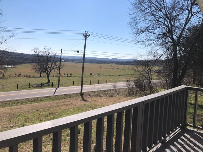 Building Photo - 3 Bedroom cottage overlooking green space ...