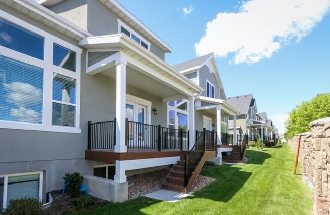 Foto del edificio - Beautiful Taylorsville Townhouse