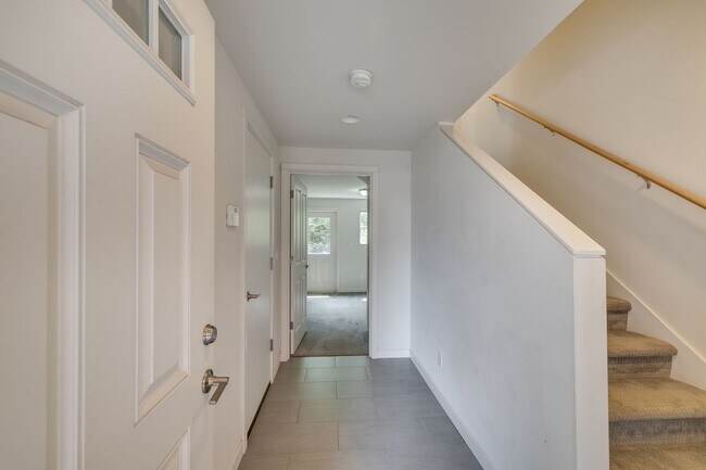 Building Photo - Spacious 3 bedroom townhouse in West Seattle!