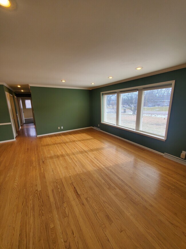 Building Photo - Charming 3Bed/2Bath Bayside Ranch!