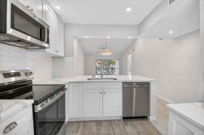 Building Photo - 6649 Somerset Dr