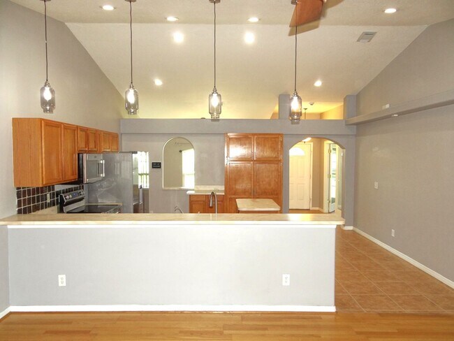 Building Photo - 4 bedroom & 2 bath home off of Bloomingdale Ave.