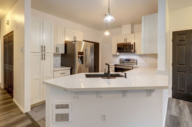 Foto del edificio - Luxury living in this spacious upper floor...