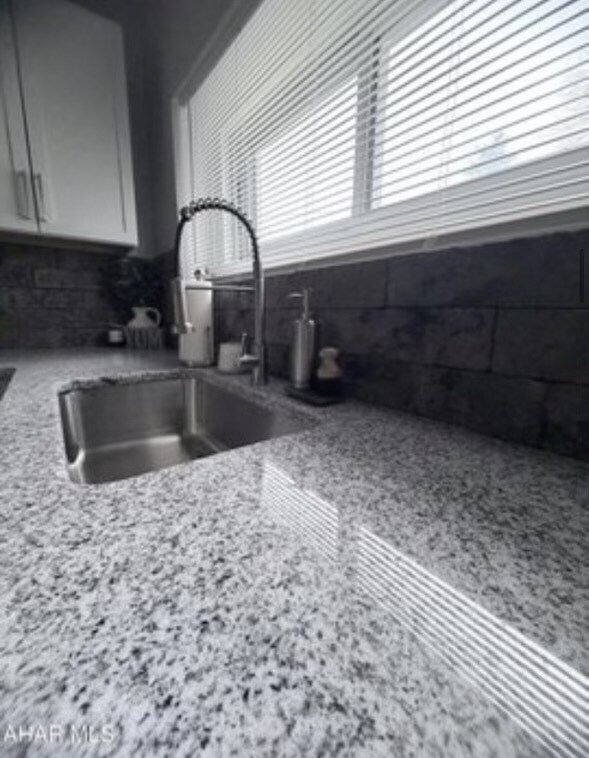 Foto del edificio - 5360 E Pleasant Valley Blvd